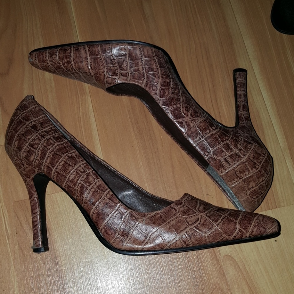 Snake skin pointed heals